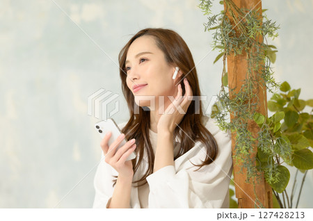 スマホで音楽を聴く女性 スマホで音楽を聴く女性 127428213