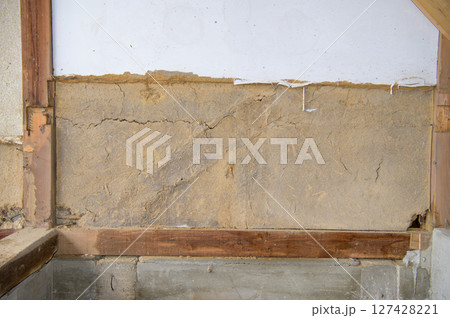 古民家の荒壁 127428221