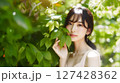 若い女性　ポートレート　自然 127428362