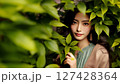 若い女性　ポートレート　自然 127428364