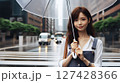 街中で傘をさしている女性 127428366