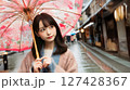 観光地で傘をさしている女性 127428367