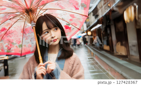 観光地で傘をさしている女性 127428367