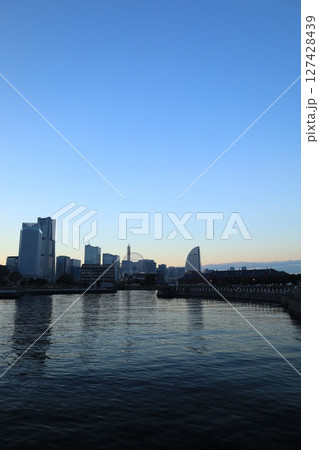 横浜山下公園周辺から見る夕景 横浜山下公園周辺から見る夕景 127428439