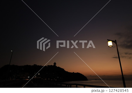 江ノ島大橋周辺の日没時の風景　夕景 127428545