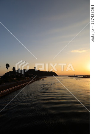 江ノ島大橋周辺の日没時の風景 夕景 江ノ島大橋周辺の日没時の風景 夕景 127428561