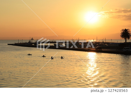 江ノ島大橋周辺の日没時の風景　夕景 127428563