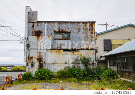 錆びだらけのトタンの建物 127428583