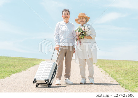 記念日の旅行を楽しむシニア夫婦（結婚記念日） 127428606