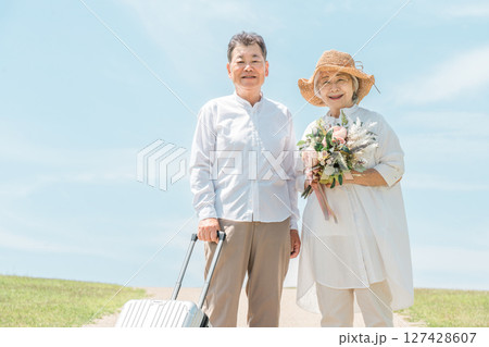 記念日の旅行を楽しむシニア夫婦（結婚記念日） 127428607