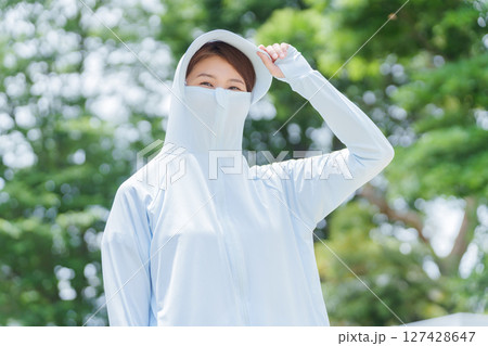 紫外線対策にラッシュパーカーを着る女性 紫外線対策にラッシュパーカーを着る女性 127428647