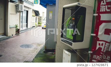 商店街　レトロな公衆電話 127428671