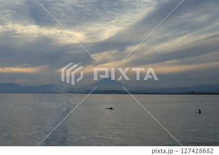 片瀬漁港西プロムナードから日没後に青みかかる富士山のシルエットと海のある風景 127428682
