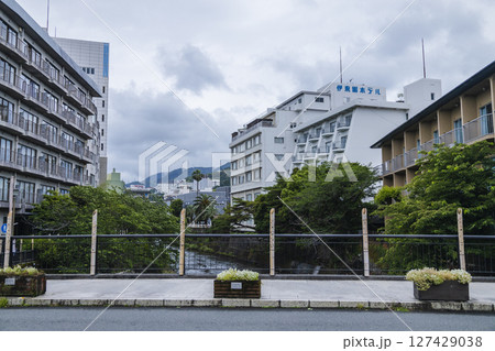 伊東大川　橋からの景観　風景写真 127429038