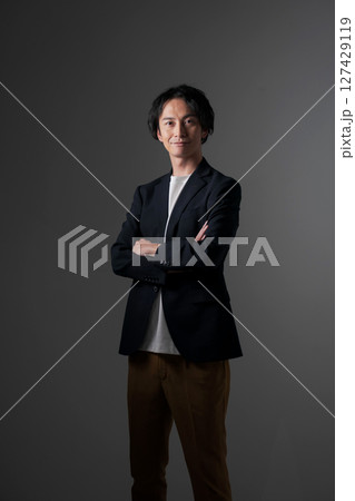 腕組みをするビジネスマン 腕組みをするビジネスマン 127429119