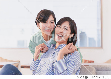 屋内で手を取り合ってスキンシップをとる愛情深い女性同士のパートナー 屋内で手を取り合ってスキンシップをとる愛情深い女性同士のパートナー 127429189