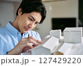 不動産開発で賃貸経営をすることによって土地活用をし不動産の資産価値をあげようと考える建築士の男性 不動産開発で賃貸経営をすることによって土地活用をし不動産の資産価値をあげようと考える建築士の男性 127429220