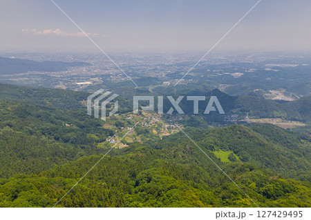 皇鈴山（みすずやま）山頂から見た寄居方面の雄大な眺め　埼玉県東秩父村（ドローンによる空撮） 127429495