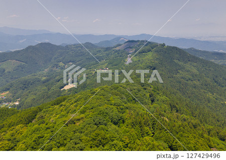 皇鈴山（みすずやま）山頂から見た登谷山への尾根の雄大な眺め　埼玉県東秩父村（ドローンによる空撮） 127429496