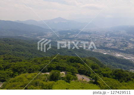 美の山公園から見た武甲山と秩父市街の雄大な眺め　埼玉県秩父市（ドローンによる空撮） 127429511