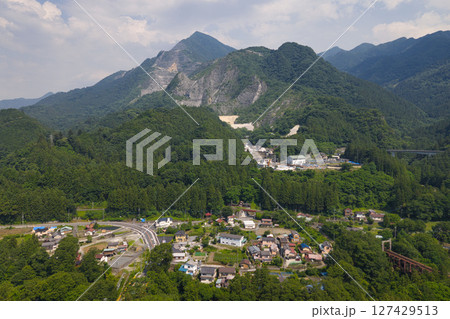 武甲山の雄大な眺め 埼玉県秩父市(ドローンによる空撮) 武甲山の雄大な眺め 埼玉県秩父市(ドローンによる空撮) 127429513