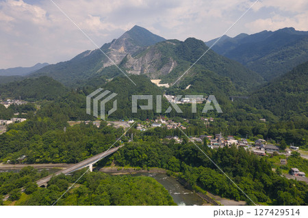 荒川・久那橋と武甲山の雄大な眺め　埼玉県秩父市（ドローンによる空撮） 127429514