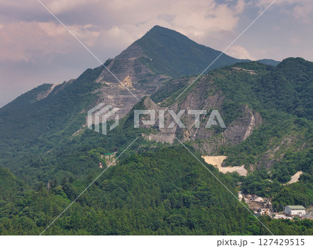 武甲山の雄大な眺め 埼玉県秩父市(ドローンによる空撮) 武甲山の雄大な眺め 埼玉県秩父市(ドローンによる空撮) 127429515