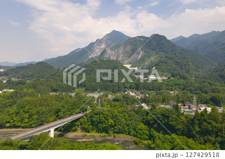 荒川・久那橋と武甲山の雄大な眺め 埼玉県秩父市(ドローンによる空撮) 荒川・久那橋と武甲山の雄大な眺め 埼玉県秩父市(ドローンによる空撮) 127429518