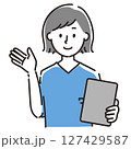 クリップボードを持って説明をする女性 127429587
