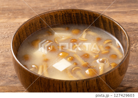 なめこと豆腐の味噌汁 127429603