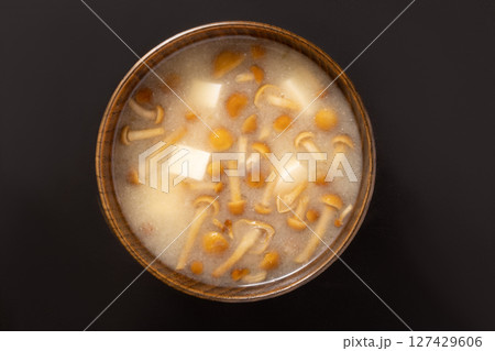 なめこと豆腐の味噌汁 なめこと豆腐の味噌汁 127429606