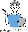 クリップボードを持って指差しする男性 127429615