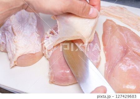 鶏胸肉　皮を剥ぐ　鶏胸肉皮なし　下処理　包丁 127429683