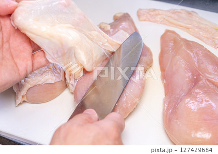 鶏胸肉 皮を剥ぐ 鶏胸肉皮なし 下処理 包丁 鶏胸肉 皮を剥ぐ 鶏胸肉皮なし 下処理 包丁 127429684