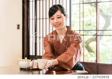 旅館,料亭で日本茶を運ぶ女性スタッフ,仲居,女将 127429838