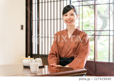 旅館,料亭で日本茶を運ぶ女性スタッフ,仲居,女将 127429840