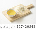 木のボードに乗せた米油と米 127429843