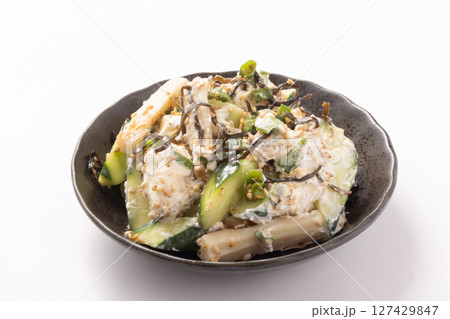 クリームチーズときゅうりとかまぼこの塩昆布和え 127429847