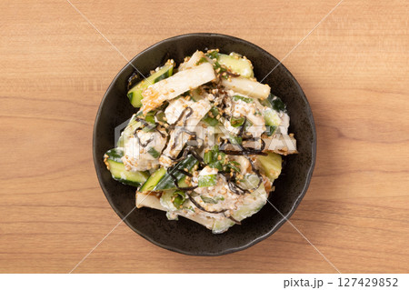 クリームチーズときゅうりとかまぼこの塩昆布和え 127429852