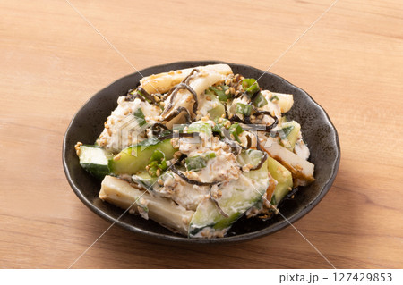 クリームチーズときゅうりとかまぼこの塩昆布和え 127429853