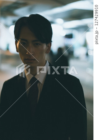 若い男性ビジネスパーソンの夜 若い男性ビジネスパーソンの夜 127429910