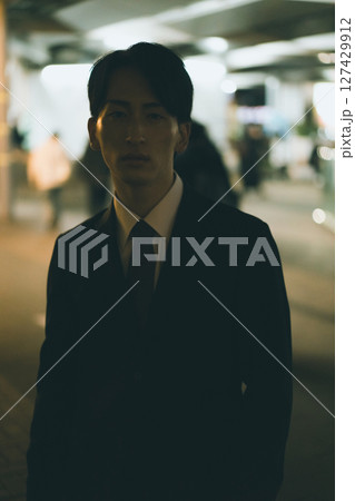 若い男性ビジネスパーソンの夜 127429912