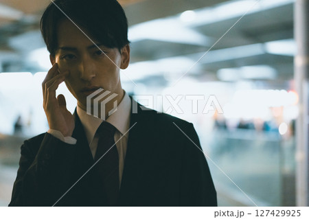 肌ストレスを感じている若い男性ビジネスパーソンの夜 127429925