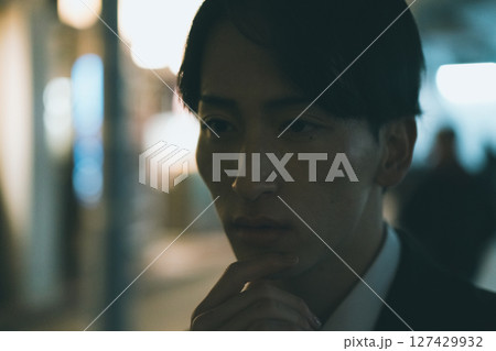 若い男性ビジネスパーソンの夜 若い男性ビジネスパーソンの夜 127429932