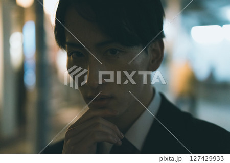 若い男性ビジネスパーソンの夜 127429933