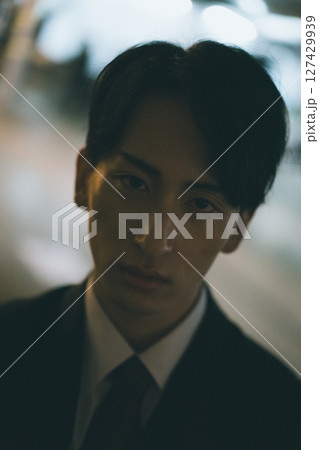 若い男性ビジネスパーソンの夜 若い男性ビジネスパーソンの夜 127429939