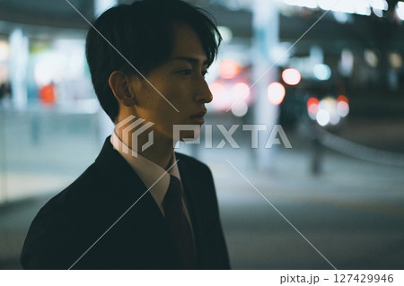 家路を急ぐ若い男性ビジネスパーソンの夜 家路を急ぐ若い男性ビジネスパーソンの夜 127429946