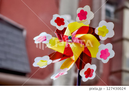観光地土産店の軒下に飾られた小さな可愛い風車 観光地土産店の軒下に飾られた小さな可愛い風車 127430024