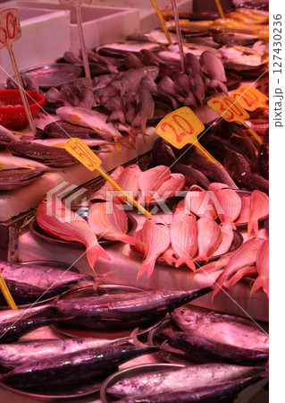香港島北角の市場で売られる魚。日本ではなじみのない魚も多い 127430236