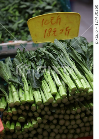 香港の市場で売られるカイラン(菜心)。最もポピュラーで香港人が好きな野菜 香港の市場で売られるカイラン(菜心)。最もポピュラーで香港人が好きな野菜 127430260